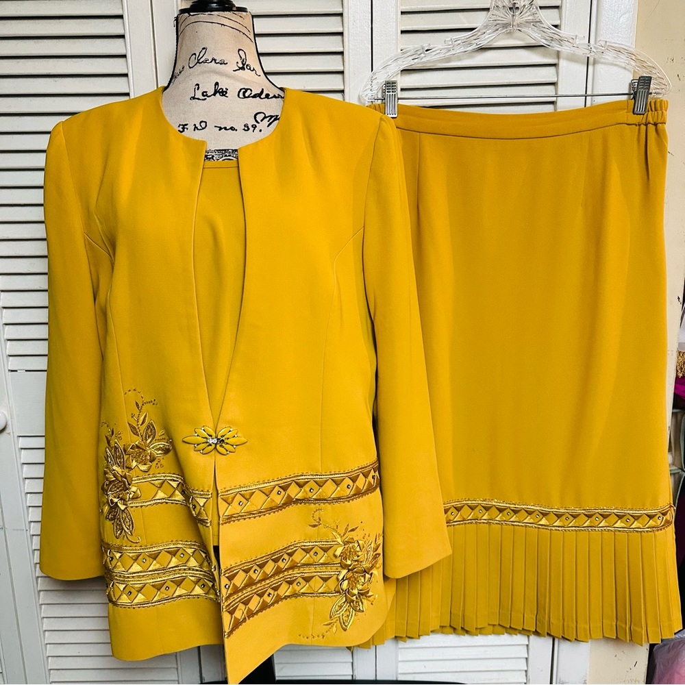 Carissimo Plus Size Skirt Suit